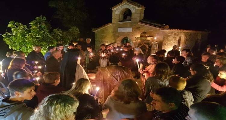 Τσιμάνδρια: Πλήθος πιστών στην αγρυπνία στο εκκλησάκι της Αγίας Ειρήνης Χρυσοβαλάντου