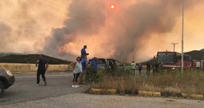 Φωτιά στα Βίλια: Κάηκαν σπίτια εκτός οικισμού | Σε ετοιμότητα οι κάτοικοι για να εκκενώσουν