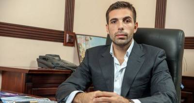 B. &Mu;&pi;&omicron;ύ&mu;&pi;&omicron;&upsilon;&rho;&alpha;&sigmaf;: &laquo;&Tau;&omicron; έ&rho;&gamma;&omicron; &theta;&alpha; &alpha;&lambda;&lambda;ά&xi;&epsilon;&iota; &tau;&eta;&nu; &epsilon;&iota;&kappa;ό&nu;&alpha; &tau;&eta;&sigmaf; &Lambda;ή&mu;&nu;&omicron;&upsilon;&raquo;