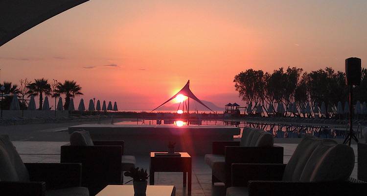 Μικρή αγγελία: Το «Porto Myrina» αναζητά καμαριέρες για την καλοκαιρινή σεζόν