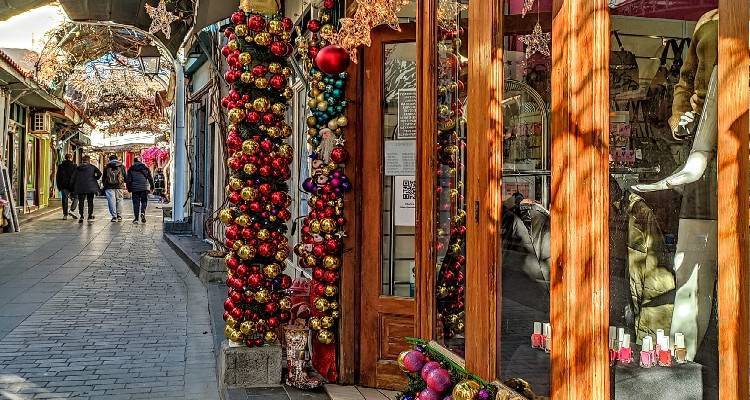 Σε Χριστουγεννιάτικους ρυθμούς η αγορά της Μύρινας | Το εορταστικό ωράριο