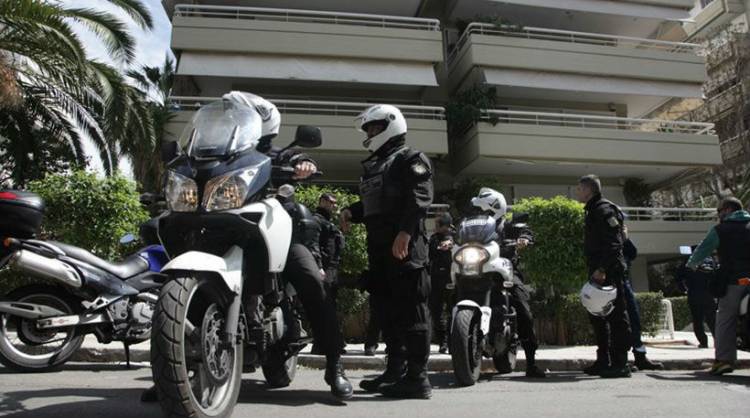 &Omicron;&lambda;&omicron;&nu;ύ&chi;&tau;&iota;&omicron; &theta;&rho;ί&lambda;&epsilon;&rho; &sigma;&tau;&omicron; &Pi;. &Phi;ά&lambda;&eta;&rho;&omicron; | &Sigma;&tau;&eta;&nu; &nu;&tau;&omicron;&upsilon;&lambda;ά&pi;&alpha; &kappa;&rho;&upsilon;&beta;ό&tau;&alpha;&nu; &omicron; &tau;έ&tau;&alpha;&rho;&tau;&omicron;&sigmaf; &tau;&eta;&sigmaf; ά&gamma;&rho;&iota;&alpha;&sigmaf; &sigma;&upsilon;&mu;&mu;&omicron;&rho;ί&alpha;&sigmaf;