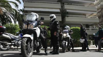 &Omicron;&lambda;&omicron;&nu;ύ&chi;&tau;&iota;&omicron; &theta;&rho;ί&lambda;&epsilon;&rho; &sigma;&tau;&omicron; &Pi;. &Phi;ά&lambda;&eta;&rho;&omicron; | &Sigma;&tau;&eta;&nu; &nu;&tau;&omicron;&upsilon;&lambda;ά&pi;&alpha; &kappa;&rho;&upsilon;&beta;ό&tau;&alpha;&nu; &omicron; &tau;έ&tau;&alpha;&rho;&tau;&omicron;&sigmaf; &tau;&eta;&sigmaf; ά&gamma;&rho;&iota;&alpha;&sigmaf; &sigma;&upsilon;&mu;&mu;&omicron;&rho;ί&alpha;&sigmaf;