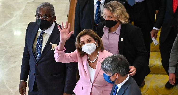 &Eta; &Pi;&epsilon;&lambda;ό&zeta;&iota; &sigma;&tau;&eta;&nu; &Tau;&alpha;ϊ&beta;ά&nu;: &Pi;&alpha;&rho;&alpha;&beta;&iota;ά&zeta;&epsilon;&tau;&alpha;&iota; &eta; &kappa;&upsilon;&rho;&iota;&alpha;&rho;&chi;ί&alpha; &kappa;&alpha;&iota; &eta; &epsilon;&delta;&alpha;&phi;&iota;&kappa;ή &mu;&alpha;&sigmaf; &alpha;&kappa;&epsilon;&rho;&alpha;&iota;ό&tau;&eta;&tau;&alpha;, &lambda;έ&epsilon;&iota; &tau;&omicron; &Pi;&epsilon;&kappa;ί&nu;&omicron;