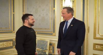 &Sigma;&tau;&eta;&nu; &Omicron;&upsilon;&kappa;&rho;&alpha;&nu;ί&alpha; &tau;&omicron; &pi;&rho;ώ&tau;&omicron; &tau;&alpha;&xi;ί&delta;&iota; &tau;&omicron;&upsilon; &Nu;&tau;έ&iota;&beta;&iota;&nu;&tau; &Kappa;ά&mu;&epsilon;&rho;&omicron;&nu; &omega;&sigmaf; &upsilon;&pi;&omicron;&upsilon;&rho;&gamma;&omicron;ύ &tau;&omega;&nu; &Epsilon;&xi;&omega;&tau;&epsilon;&rho;&iota;&kappa;ώ&nu;