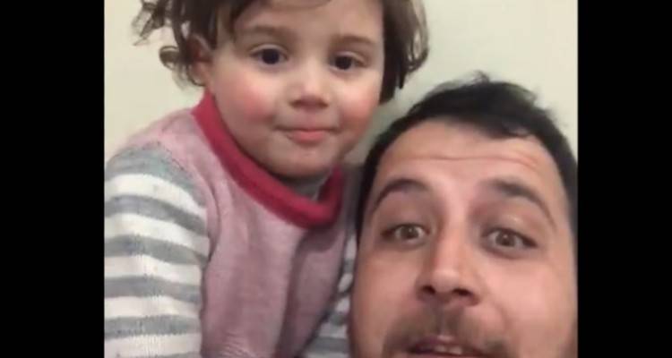 Συρία: Ο πατέρας και η κόρη που γελούσαν με τις βόμβες διέφυγαν στην Τουρκία [εικόνα &amp; βίντεο]