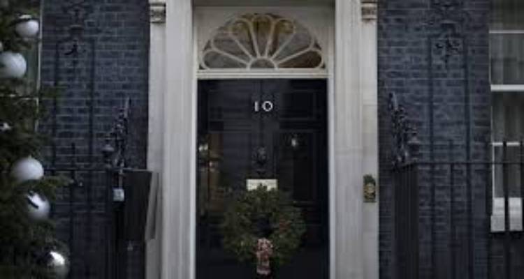 &Beta;&rho;&epsilon;&tau;&alpha;&nu;ί&alpha; : &Sigma;&kappa;&iota;έ&sigmaf; &sigma;&tau;&eta;&nu; &kappa;&omicron;&rho;&upsilon;&phi;ή &tau;&eta;&sigmaf; &Delta;&eta;&mu;ό&sigma;&iota;&alpha;&sigmaf; &Delta;&iota;&omicron;ί&kappa;&eta;&sigma;&eta;&sigmaf;: &Kappa;&alpha;&tau;&alpha;&gamma;&gamma;&epsilon;&lambda;ί&epsilon;&sigmaf; &gamma;&iota;&alpha; &epsilon;&kappa;&phi;&omicron;&beta;&iota;&sigma;&mu;ό &kappa;&alpha;&iota; &pi;&omicron;&lambda;&iota;&tau;&iota;&kappa;&omicron;ί &tau;&rho;&iota;&gamma;&mu;&omicron;ί &sigma;&tau;&omicron;&upsilon;&sigmaf; &Epsilon;&rho;&gamma;&alpha;&tau;&iota;&kappa;&omicron;ύ&sigmaf;