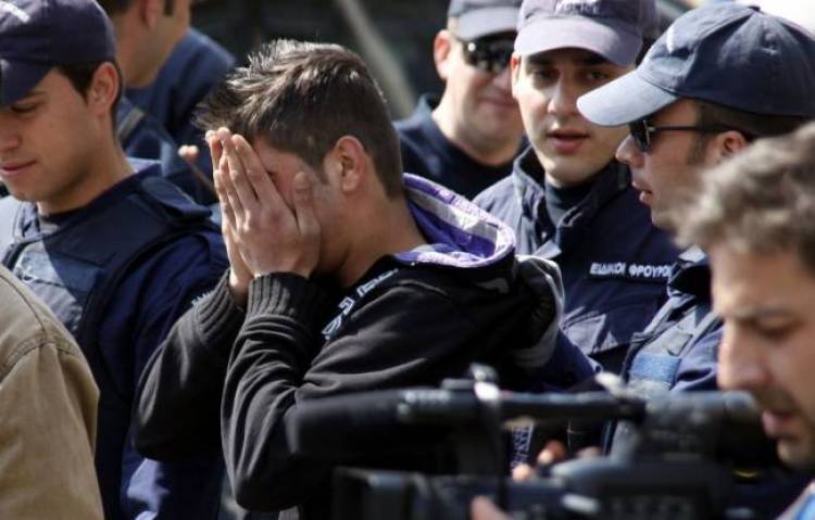 Άλλοι 13 παράνομοι μετανάστες «αποβιβάστηκαν» στην Πλάκα