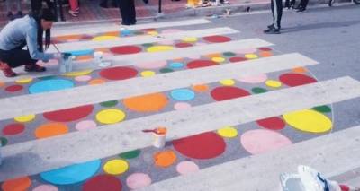 Κυκλοφοριακές ρυθμίσεις στη Λεωφόρο Δημοκρατίας λόγω μαθητικής δράσης | Επανασχεδιασμός και βαφή των διαβάσεων με πρωτότυπα καλλιτεχνικά μοτίβα