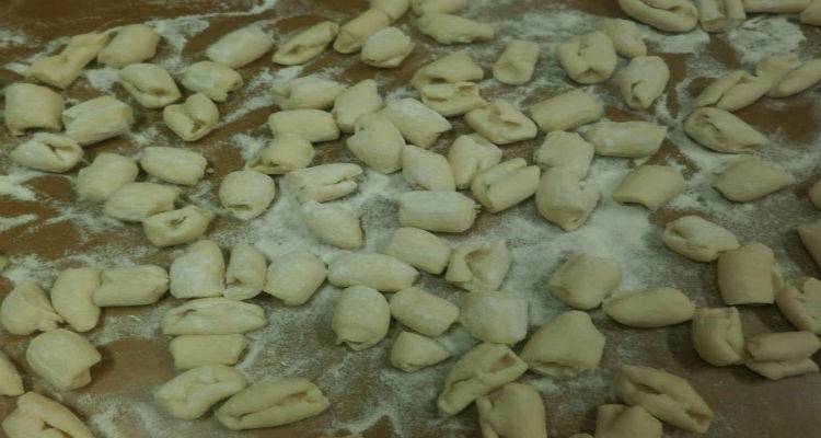 Απόψε «λάτε τσ’ Αγκαρυώνες να σας φλέψουμ’ μακαρόνες»