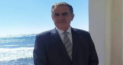 &Sigma;&tau;&eta; &Lambda;ή&mu;&nu;&omicron; &omicron; &Alpha;&nu;&tau;&iota;&pi;&rho;ό&epsilon;&delta;&rho;&omicron;&sigmaf; &tau;&eta;&sigmaf; &Beta;&omicron;&upsilon;&lambda;ή&sigmaf;