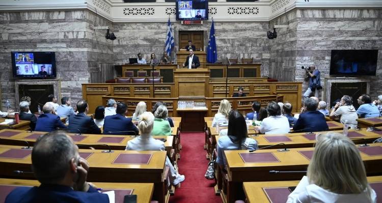 &Sigma;&Upsilon;&Rho;&Iota;&Zeta;&Alpha;: &Beta;&gamma;ή&kappa;&alpha;&nu; &tau;&alpha; &laquo;&mu;&alpha;&chi;&alpha;ί&rho;&iota;&alpha;&raquo; &pi;&rho;&iota;&nu; &tau;&eta; &sigma;&upsilon;&nu;&epsilon;&delta;&rho;ί&alpha;&sigma;&eta; &tau;&eta;&sigmaf; &Kappa;&Omicron; -&laquo;&Epsilon;&gamma;ώ &kappa;ά&theta;&epsilon; &mu;ή&nu;&alpha; &pi;&lambda;&eta;&rho;ώ&nu;&omega; 1.000 &epsilon;&upsilon;&rho;ώ &sigma;&tau;&omicron; &kappa;ό&mu;&mu;&alpha;, &epsilon;&sigma;ύ;&raquo;