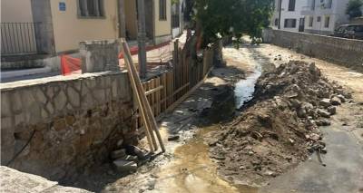 Μύρινα: Ξεκίνησε η αποκατάσταση του τοιχίου στη γέφυρα, από την Π.Ε. Λήμνου