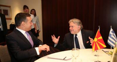&Tau;&rho;έ&chi;&epsilon;&iota; &eta; &kappa;&upsilon;&beta;έ&rho;&nu;&eta;&sigma;&eta; &gamma;&iota;&alpha; &tau;&eta; &Sigma;&upsilon;&mu;&phi;&omega;&nu;ί&alpha; &tau;&omega;&nu; &Pi;&rho;&epsilon;&sigma;&pi;ώ&nu;: &Tau;&eta; &Delta;&epsilon;&upsilon;&tau;έ&rho;&alpha; &sigma;&tau;έ&lambda;&nu;&epsilon;&iota; &tau;&eta; &rho;&eta;&mu;&alpha;&tau;&iota;&kappa;ή &delta;&iota;&alpha;&kappa;&omicron;ί&nu;&omega;&sigma;&eta;