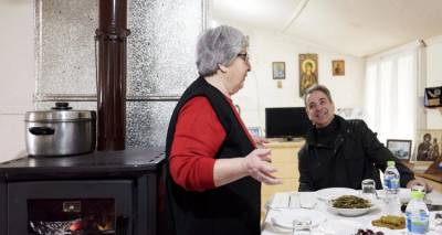 &Eta;&lambda;&iota;&kappa;&iota;&omega;&mu;έ&nu;&omicron; &zeta;&epsilon;&upsilon;&gamma;ά&rho;&iota; &sigma;&tau;&omicron;&nu; Έ&beta;&rho;&omicron; έ&kappa;&alpha;&nu;&epsilon; &tau;&omicron; &tau;&rho;&alpha;&pi;έ&zeta;&iota; &sigma;&tau;&omicron;&nu; &Kappa;. &Mu;&eta;&tau;&sigma;&omicron;&tau;ά&kappa;&eta;: &Mu;&epsilon; &nu;&tau;&omicron;&lambda;&mu;&alpha;&delta;ά&kappa;&iota;&alpha;, &gamma;&alpha;&rho;ί&delta;&epsilon;&sigmaf;, &chi;ό&rho;&tau;&alpha; &kappa;&alpha;&iota; &pi;&alpha;&nu;&tau;&zeta;ά&rho;&iota;&alpha;