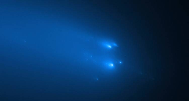 Κομήτης που πλησιάζει τη γη έσπασε σε πολλά κομμάτια, μικρά, όσο ένα σπίτι