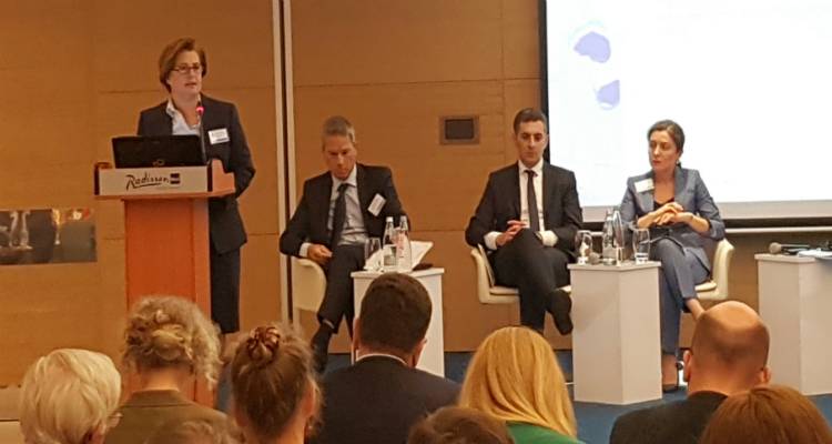 &Eta; &Chi;&rho;&iota;&sigma;&tau;&iota;ά&nu;&alpha; &Kappa;&alpha;&lambda;&omicron;&gamma;ή&rho;&omicron;&upsilon; &sigma;&tau;&eta;&nu; 4&eta; &Delta;&iota;ά&sigma;&kappa;&epsilon;&psi;&eta; &Phi;&omicron;&rho;έ&omega;&nu; &gamma;&iota;&alpha; &tau;&eta;&nu; &alpha;&nu;ά&pi;&tau;&upsilon;&xi;&eta; &sigma;&tau;&eta; &Mu;&alpha;ύ&rho;&eta; &Theta;ά&lambda;&alpha;&sigma;&sigma;&alpha;