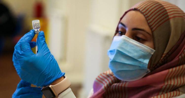 Βρετανία : Η ενισχυτική δόση με εμβόλια Pfizer και Moderna είναι η καλύτερη ασπίδα κατά του Covid