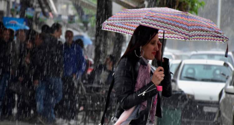 &Kappa;&alpha;&iota;&rho;ό&sigmaf;: &Epsilon;&rho;&chi;&epsilon;&tau;&alpha;&iota; &omicron; &chi;&epsilon;&iota;&mu;ώ&nu;&alpha;&sigmaf;- &Beta;&rho;&omicron;&chi;έ&sigmaf;, &kappa;&alpha;&tau;&alpha;&iota;&gamma;ί&delta;&epsilon;&sigmaf; &kappa;&alpha;&iota; &pi;&tau;ώ&sigma;&eta; &theta;&epsilon;&rho;&mu;&omicron;&kappa;&rho;&alpha;&sigma;ί&alpha;&sigmaf;