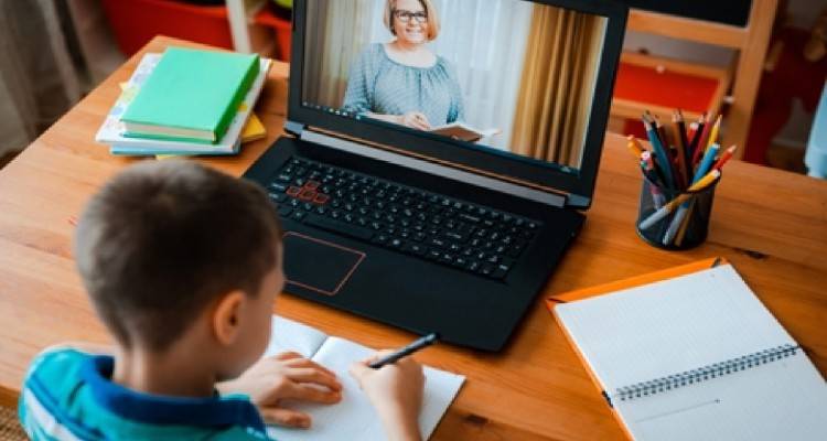 Voucher για λάπτοπ-τάμπλετ: Χωρίς αίτηση τα 200 ευρώ σε μαθητές | Οι δικαιούχοι και η διαδικασία