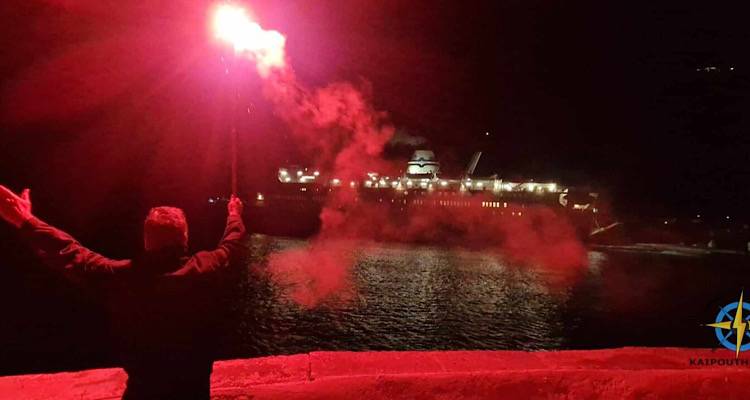 Ένας θερμός αποχαιρετισμός στο «Άνεμος» στη Σίφνο λίγο πριν Σαλπάρει για το Β. Αιγαίο
