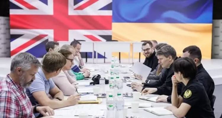 Ρωσική εισβολή στην Ουκρανία  Το Ηνωμένο Βασίλειο παρέχει 3 δισ. δολάρια στην Ουκρανία από τα κέρδη δεσμευμένων ρωσικών περιουσιακών στοιχείων