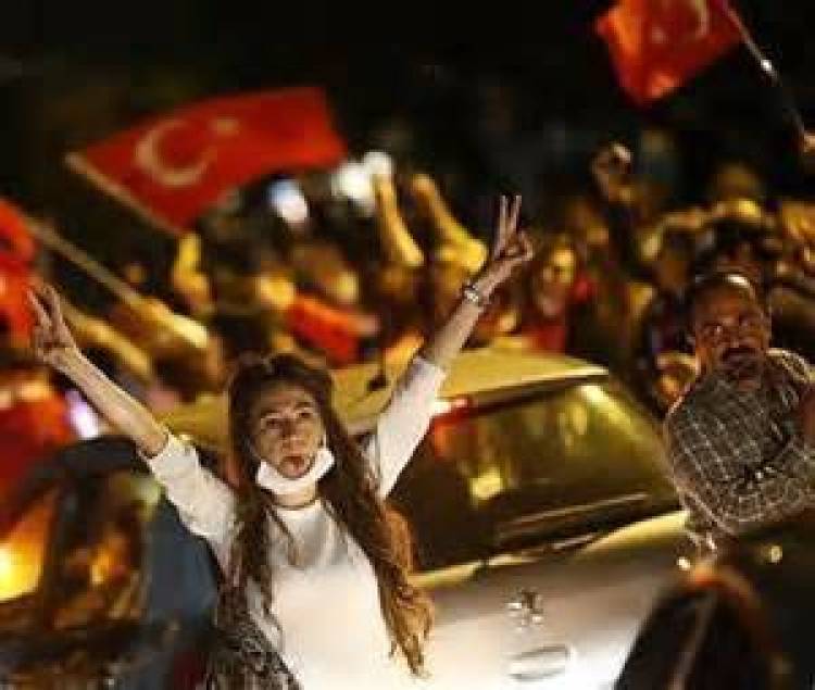 Νύχτα αγωνίας: Δεκάδες τραυματίες μετά από επέμβαση της αστυνομίας στην πλατεία Ταξίμ