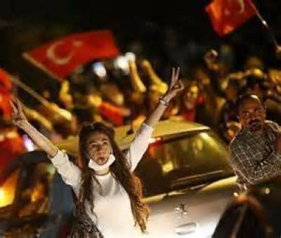 Νύχτα αγωνίας: Δεκάδες τραυματίες μετά από επέμβαση της αστυνομίας στην πλατεία Ταξίμ