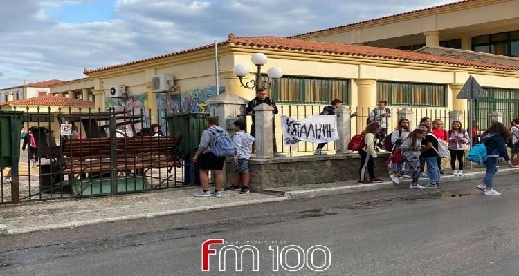 &Epsilon;&Lambda;&Mu;&Epsilon; &Lambda;&Eta;&Mu;&Nu;&Omicron;&Upsilon;: &Mu;&epsilon; &pi;&rho;&omicron;&beta;&lambda;ή&mu;&alpha;&tau;&alpha; &xi;&epsilon;&kappa;ί&nu;&eta;&sigma;&epsilon; &kappa;&alpha;&iota; &sigma;&tau;&eta; &Lambda;ή&mu;&nu;&omicron; &eta; &sigma;&chi;&omicron;&lambda;&iota;&kappa;ή &chi;&rho;&omicron;&nu;&iota;ά (audio)