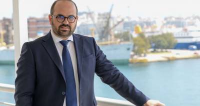 &Alpha;&mu;&epsilon;&tau;&alpha;&kappa;ί&nu;&eta;&tau;&omicron;&sigmaf; &sigma;&tau;&eta; &theta;έ&sigma;&eta; &tau;&omicron;&upsilon; &omicron; &Gamma;. &Gamma;&rho;&alpha;&mu;&mu;&alpha;&tau;έ&alpha;&sigmaf; &Nu;&alpha;&upsilon;&tau;&iota;&lambda;ί&alpha;&sigmaf; &kappa;&alpha;&iota; &Nu;&eta;&sigma;&iota;&omega;&tau;&iota;&kappa;ή&sigmaf; &Pi;&omicron;&lambda;&iota;&tau;&iota;&kappa;ή&sigmaf; &kappa;. &Mu;&alpha;&nu;ώ&lambda;&eta;&sigmaf; &Kappa;&omicron;&upsilon;&tau;&omicron;&upsilon;&lambda;ά&kappa;&eta;&sigmaf;.