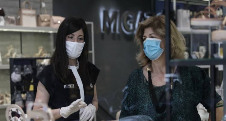 Κορωνοϊός: Το Μαξίμου θέλει να φρενάρει τα κρούσματα, πού θα γίνει υποχρεωτική η μάσκα