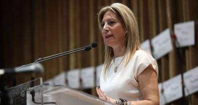&Eta; &Mu;&alpha;&rho;ί&alpha; &Kappa;&alpha;&rho;&upsilon;&sigma;&tau;&iota;&alpha;&nu;&omicron;ύ &alpha;&mu;&beta;&iota;&sigma;&beta;&eta;&tau;&epsilon;ί &tau;&omicron; &pi;ό&rho;&iota;&sigma;&mu;&alpha; &Kappa;&alpha;&rho;ώ&nu;&eta;: &Alpha;&delta;ί&sigma;&tau;&alpha;&kappa;&tau;&alpha; &mu;&epsilon; &upsilon;&pi;&omicron;&theta;&epsilon;&tau;&iota;&kappa;έ&sigmaf; &alpha;&nu;&alpha;&phi;&omicron;&rho;έ&sigmaf;, &delta;&iota;&alpha;&psi;&epsilon;ύ&delta;&epsilon;&iota; &pi;&omicron;&lambda;&lambda;&omicron;ύ&sigmaf; &sigma;&upsilon;&nu;&alpha;&delta;έ&lambda;&phi;&omicron;&upsilon;&sigmaf; &tau;&omicron;&upsilon;
