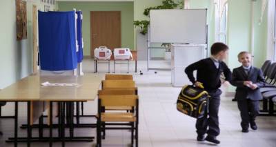 &Eta; &Rho;&omega;&sigma;ί&alpha; &alpha;&pi;&omicron;&phi;ά&sigma;&iota;&sigma;&epsilon; &nu;&alpha; &delta;&iota;&delta;ά&sigma;&kappa;&omicron;&nu;&tau;&alpha;&iota; &tau;&alpha; &epsilon;&lambda;&lambda;&eta;&nu;&iota;&kappa;ά &omega;&sigmaf; &xi;έ&nu;&eta; &gamma;&lambda;ώ&sigma;&sigma;&alpha; &sigma;&tau;&alpha; &sigma;&chi;&omicron;&lambda;&epsilon;ί&alpha; &tau;&eta;&sigmaf; &chi;ώ&rho;&alpha;&sigmaf;