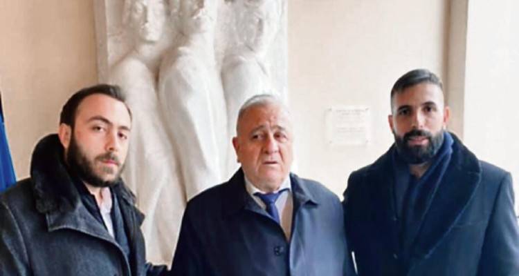 &Pi;ό&lambda;&epsilon;&mu;&omicron;&sigmaf; &sigma;&tau;&eta;&nu; &Omicron;&upsilon;&kappa;&rho;&alpha;&nu;ί&alpha;: &Omicron;&iota; Έ&lambda;&lambda;&eta;&nu;&epsilon;&sigmaf; &phi;&rho;&omicron;&upsilon;&rho;&omicron;ί &tau;&eta;&sigmaf; &Omicron;&delta;&eta;&sigma;&sigma;&omicron;ύ &mu;&iota;&lambda;&omicron;ύ&nu; &sigma;&tau;&omicron;&nu; &Epsilon;.&Tau;