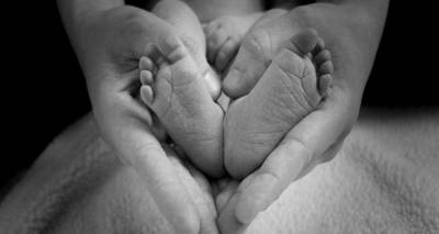 Γεννήθηκε το πρώτο μωρό από... τρεις βιολογικούς γονείς | Μια τεχνική που διχάζει τους επιστήμονες