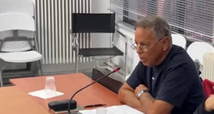 &Nu;έ&alpha; &alpha;&pi;ά&nu;&tau;&eta;&sigma;&eta; &tau;&eta;&sigmaf; &Lambda;&Alpha;.&Sigma; &sigma;&tau;&omicron;&nu; &pi;&rho;ό&epsilon;&delta;&rho;&omicron; &tau;&omicron;&upsilon; &Delta;&eta;&mu;. &Sigma;&upsilon;&mu;&beta;&omicron;&upsilon;&lambda;ί&omicron;&upsilon;: &laquo;&Delta;&epsilon;&nu; &upsilon;&pi;ά&rho;&chi;&epsilon;&iota; &delta;&iota;&alpha;&phi;ά&nu;&epsilon;&iota;&alpha; &kappa;&alpha;&iota; &kappa;ύ&rho;&omicron;&sigmaf; &sigma;&tau;&iota;&sigmaf; &alpha;&pi;&omicron;&phi;ά&sigma;&epsilon;&iota;&sigmaf; &tau;&omicron;&upsilon; &Delta;&Sigma; ό&tau;&alpha;&nu; &pi;&alpha;&rho;&omicron;&upsilon;&sigma;&iota;ά&zeta;&omicron;&nu;&tau;&alpha;&iota; &epsilon;&lambda;&lambda;&iota;&pi;ή &sigma;&tau;&omicron;&iota;&chi;&epsilon;ί&alpha;&raquo;.