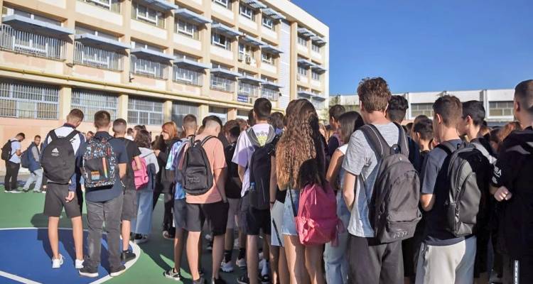Σχολεία: Αυστηρές ποινές για χρήση κινητού, τι θα ισχύει με τις απουσίες, επανέρχεται η πενθήμερη αποβολή | Όλες οι αλλαγές