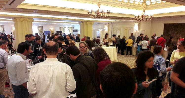 &Chi;&rho;&iota;&sigma;&tau;&iota;ά&nu;&alpha; &Kappa;&alpha;&lambda;&omicron;&gamma;ή&rho;&omicron;&upsilon;: &laquo;&Sigma;&epsilon; &mu;&iota;&alpha; &epsilon;&pi;&omicron;&chi;ή &delta;ύ&sigma;&kappa;&omicron;&lambda;&eta; &tau;&alpha; &mu;&omicron;&nu;&alpha;&delta;&iota;&kappa;ά &alpha;&gamma;&alpha;&theta;ά &tau;&omicron;&upsilon; &tau;ό&pi;&omicron;&upsilon; &mu;&alpha;&sigmaf; &epsilon;ί&nu;&alpha;&iota; έ&nu;&alpha; &ldquo;ό&pi;&lambda;&omicron;&rdquo; &gamma;&iota;&alpha; &tau;&eta;&nu; &Epsilon;&lambda;&lambda;ά&delta;&alpha;&raquo;.