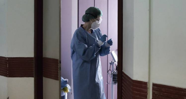 &Kappa;&omicron;&rho;&omega;&nu;&omicron;ϊό&sigmaf;: 354 &nu;έ&alpha; &kappa;&rho;&omicron;ύ&sigma;&mu;&alpha;&tau;&alpha;, 3 &theta;ά&nu;&alpha;&tau;&omicron;&iota;, 78 &delta;&iota;&alpha;&sigma;&omega;&lambda;&eta;&nu;&omega;&mu;έ&nu;&omicron;&iota;