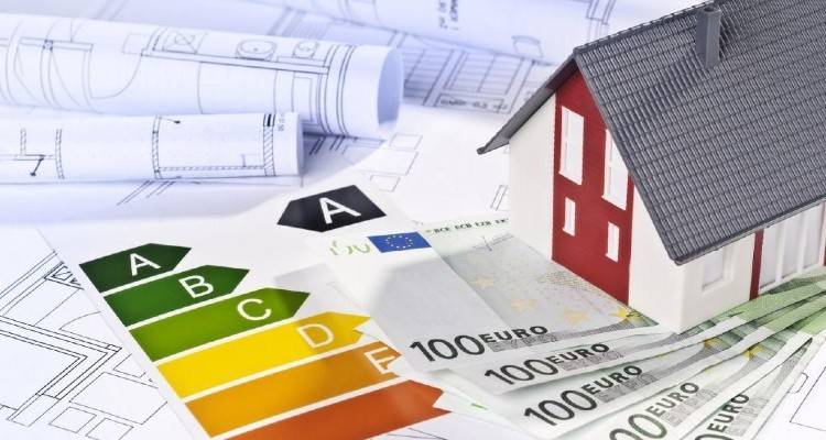 Μπουρνούς για «Εξοικονομώ-Αυτονομώ»: Η κυβέρνηση καθυστερεί τις πληρωμές και υπονομεύει το πρόγραμμα