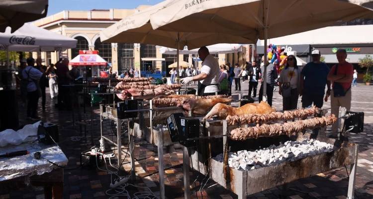 &Eta; &Epsilon;&lambda;&lambda;ά&delta;&alpha; &gamma;&iota;&omicron;&rho;&tau;ά&zeta;&epsilon;&iota; &tau;&omicron; &Pi;ά&sigma;&chi;&alpha; &mu;&epsilon; &psi;ή&sigma;&iota;&mu;&omicron; &tau;&omicron;&upsilon; &omicron;&beta;&epsilon;&lambda;ί&alpha; &sigma;&epsilon; &kappa;ά&theta;&epsilon; ά&kappa;&rho;&eta; &tau;&eta;&sigmaf; &chi;ώ&rho;&alpha;&sigmaf; -&Sigma;&omicron;ύ&beta;&lambda;&epsilon;&sigmaf; &sigma;&epsilon; &alpha;&upsilon;&lambda;έ&sigmaf;, &delta;&rho;ό&mu;&omicron;&upsilon;&sigmaf; &kappa;&alpha;&iota; &pi;&alpha;&rho;&alpha;&lambda;ί&epsilon;&sigmaf;