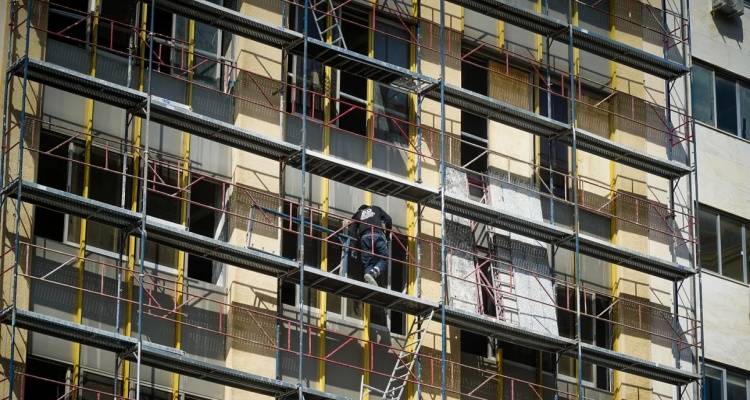 Ανακοινώθηκε το νέο Εξοικονομώ: Ενισχύσεις από 50% ως 100% για αυτά τα 5 έργα σε κύριες κατοικίες