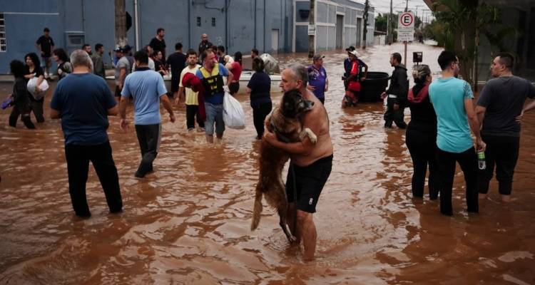 &Pi;&lambda;&eta;&mu;&mu;ύ&rho;&epsilon;&sigmaf; &sigma;&tau;&eta; &Beta;&rho;&alpha;&zeta;&iota;&lambda;ί&alpha;: &Sigma;&chi;&epsilon;&delta;ό&nu; 70.000 ά&nu;&theta;&rho;&omega;&pi;&omicron;&iota; &alpha;&nu;&alpha;&gamma;&kappa;ά&sigma;&tau;&eta;&kappa;&alpha;&nu; &nu;&alpha; &epsilon;&gamma;&kappa;&alpha;&tau;&alpha;&lambda;&epsilon;ί&psi;&omicron;&upsilon;&nu; &tau;&alpha; &sigma;&pi;ί&tau;&iota;&alpha; &tau;&omicron;&upsilon;&sigmaf; [&beta;ί&nu;&tau;&epsilon;&omicron;]
