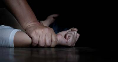 &Beta;&iota;&alpha;&sigma;&mu;ό&sigmaf; 16&chi;&rho;&omicron;&nu;&eta;&sigmaf; &sigma;&tau;&omicron;&nu; &Kappa;&omicron;&lambda;&omega;&nu;ό: &Sigma;&omicron;&kappa;ά&rho;&omicron;&upsilon;&nu; &omicron;&iota; &pi;&epsilon;&rho;&iota;&gamma;&rho;&alpha;&phi;έ&sigmaf; &tau;&eta;&sigmaf; -&laquo;Έ&tau;&rho;&epsilon;&mu;&alpha;, έ&kappa;&lambda;&alpha;&iota;&gamma;&alpha; &kappa;&alpha;&iota; &nu;&tau;ύ&theta;&eta;&kappa;&alpha; &kappa;&alpha;&tau;&epsilon;&upsilon;&theta;&epsilon;ί&alpha;&nu;&raquo;