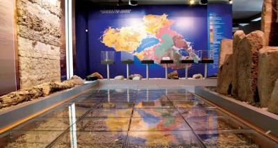 Tο Δάσος κάτω από τον Δρόμο