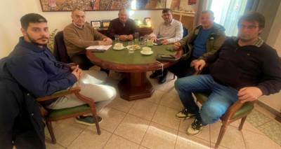 &Sigma;&tau;&omicron; &epsilon;&pi;ί&kappa;&epsilon;&nu;&tau;&rho;&omicron; &omicron;&iota; &pi;&lambda;&eta;&gamma;έ&sigmaf; &tau;&eta;&sigmaf; &Lambda;ή&mu;&nu;&omicron;&upsilon; | &Sigma;&upsilon;&nu;ά&nu;&tau;&eta;&sigma;&eta; &tau;&eta;&sigmaf; &delta;&eta;&mu;&omicron;&tau;&iota;&kappa;ή&sigmaf; &alpha;&rho;&chi;ή&sigmaf; &mu;&epsilon; &tau;&omicron;&nu; &Chi;. &Alpha;&theta;&alpha;&nu;&alpha;&sigma;ί&omicron;&upsilon; &gamma;&iota;&alpha; &tau;&iota;&sigmaf; &alpha;&pi;&omicron;&zeta;&eta;&mu;&iota;ώ&sigma;&epsilon;&iota;&sigmaf; &kappa;&alpha;&iota; &tau;&iota;&sigmaf; &upsilon;&pi;&omicron;&delta;&omicron;&mu;έ&sigmaf;