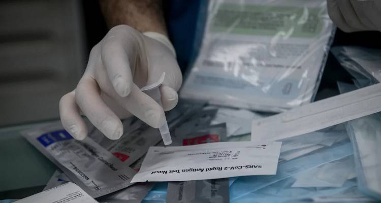 Από Δευτέρα 19 Απριλίου υποχρεωτικά self test σε λιανεμπόριο, εστίαση, σούπερ μάρκετ, κομμωτήρια | Τσουχτερά πρόστιμα σε παραβάτες εργοδότες