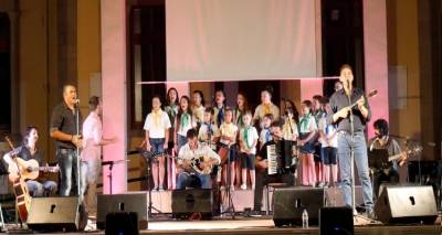 5 &chi;&rho;ό&nu;&iota;&alpha; &mu;&epsilon;&lambda;&omega;&delta;ί&epsilon;&sigmaf;: &Sigma;ή&mu;&epsilon;&rho;&alpha; &eta; &pi;&alpha;&rho;ά&sigma;&tau;&alpha;&sigma;&eta; &tau;&eta;&sigmaf; &laquo;&Pi;&alpha;&iota;&delta;&iota;&kappa;ή&sigmaf; &chi;&omicron;&rho;&omega;&delta;ί&alpha;&sigmaf; &Delta;ή&mu;&omicron;&upsilon; &Lambda;ή&mu;&nu;&omicron;&upsilon;&raquo;