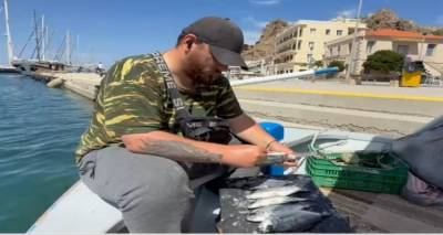 Καθαρίζουμε μελανούρια στην βάρκα, στην Λήμνο! (VIDEO)