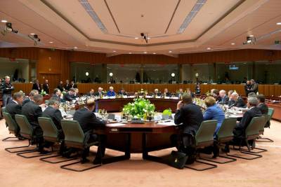 &laquo;&Pi;&rho;ά&sigma;&iota;&nu;&omicron; &phi;&omega;&sigmaf;&raquo; &alpha;&pi;ό &tau;&omicron; Eurogroup &gamma;&iota;&alpha; &tau;&eta; &delta;&iota;&pi;&lambda;ή &delta;ό&sigma;&eta; &gamma;&iota;&alpha; &tau;&eta;&nu; &Epsilon;&lambda;&lambda;ά&delta;&alpha;